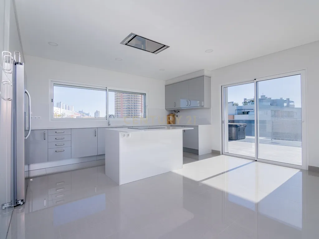 FANTÁSTICA OPORTUNIDADE! PENTHOUSE T3 DE LUXO DE GRANDES DIMENSÕES, NOVA CONSTRUÇÃO DE 2023 NUNCA HABITADO, COM VISTA PANORÂMICA PARA O MAR, TERRAÇO PRIVATIVO, LUGAR DE ESTACIONAMENTO PRIVADO, PISCINA, 4 CASAS DE BANHO E AMPLAS VARANDAS EM CONDOMINIO FECH - Image 20