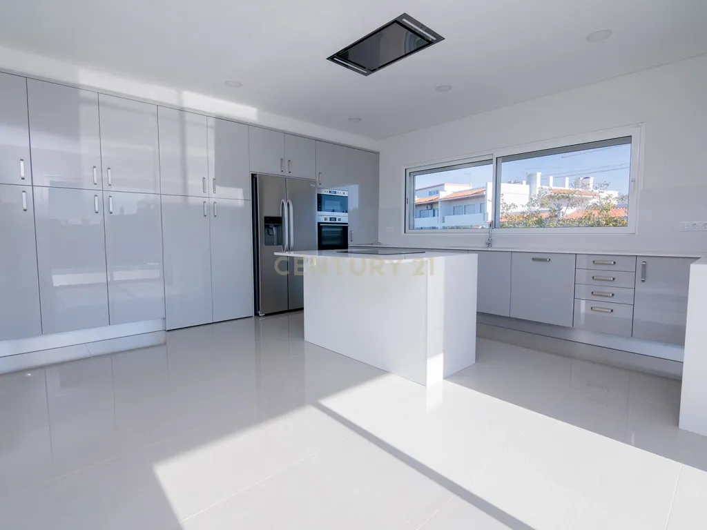 FANTÁSTICA OPORTUNIDADE! PENTHOUSE T3 DE LUXO DE GRANDES DIMENSÕES, NOVA CONSTRUÇÃO DE 2023 NUNCA HABITADO, COM VISTA PANORÂMICA PARA O MAR, TERRAÇO PRIVATIVO, LUGAR DE ESTACIONAMENTO PRIVADO, PISCINA, 4 CASAS DE BANHO E AMPLAS VARANDAS EM CONDOMINIO FECH - Image 19