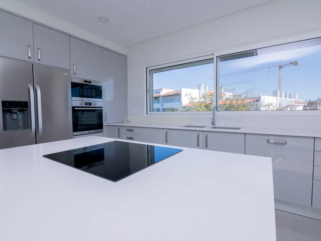 FANTÁSTICA OPORTUNIDADE! PENTHOUSE T3 DE LUXO DE GRANDES DIMENSÕES, NOVA CONSTRUÇÃO DE 2023 NUNCA HABITADO, COM VISTA PANORÂMICA PARA O MAR, TERRAÇO PRIVATIVO, LUGAR DE ESTACIONAMENTO PRIVADO, PISCINA, 4 CASAS DE BANHO E AMPLAS VARANDAS EM CONDOMINIO FECH - Image 18