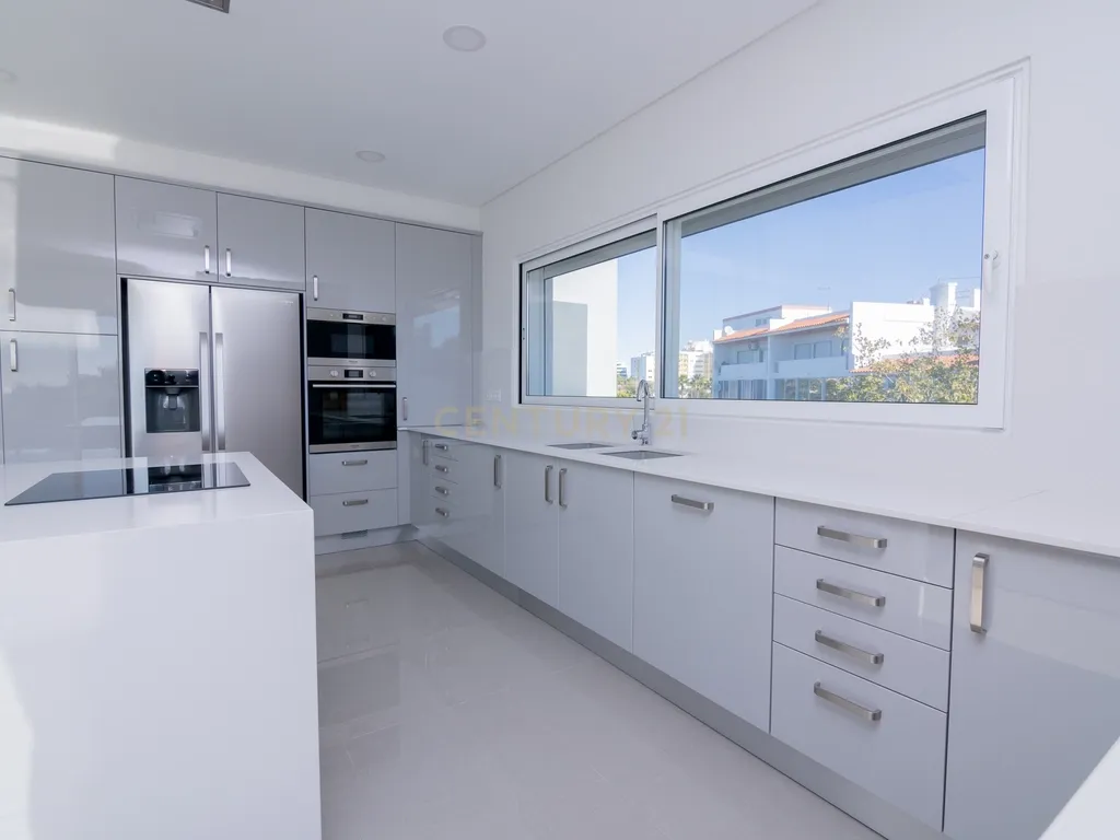 FANTÁSTICA OPORTUNIDADE! PENTHOUSE T3 DE LUXO DE GRANDES DIMENSÕES, NOVA CONSTRUÇÃO DE 2023 NUNCA HABITADO, COM VISTA PANORÂMICA PARA O MAR, TERRAÇO PRIVATIVO, LUGAR DE ESTACIONAMENTO PRIVADO, PISCINA, 4 CASAS DE BANHO E AMPLAS VARANDAS EM CONDOMINIO FECH - Image 15