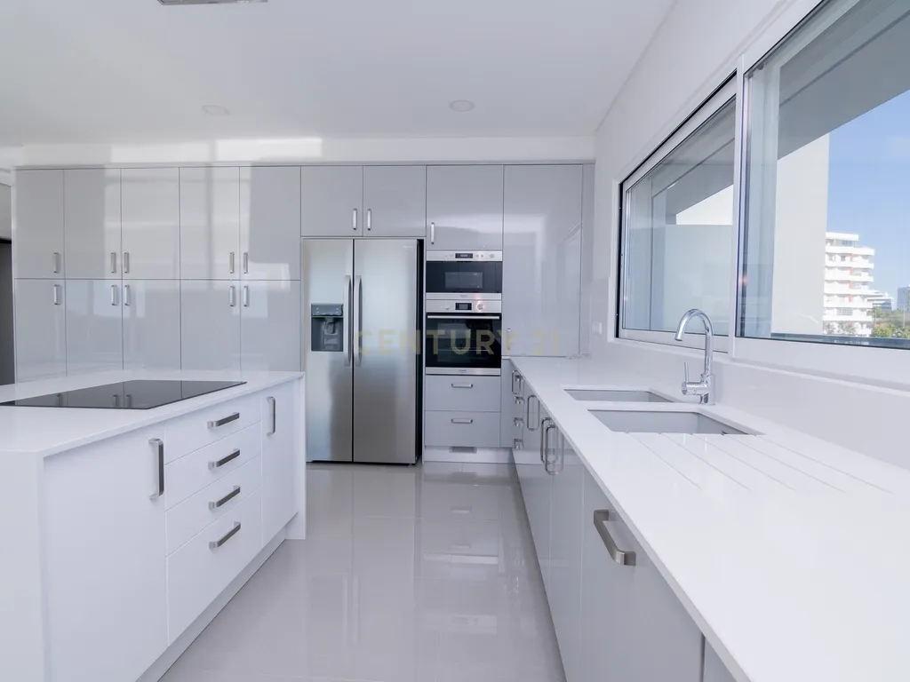 FANTÁSTICA OPORTUNIDADE! PENTHOUSE T3 DE LUXO DE GRANDES DIMENSÕES, NOVA CONSTRUÇÃO DE 2023 NUNCA HABITADO, COM VISTA PANORÂMICA PARA O MAR, TERRAÇO PRIVATIVO, LUGAR DE ESTACIONAMENTO PRIVADO, PISCINA, 4 CASAS DE BANHO E AMPLAS VARANDAS EM CONDOMINIO FECH - Image 16