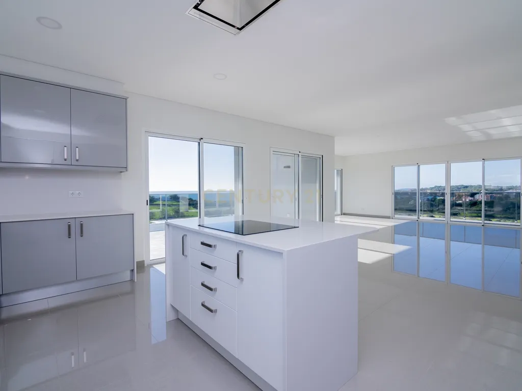 FANTÁSTICA OPORTUNIDADE! PENTHOUSE T3 DE LUXO DE GRANDES DIMENSÕES, NOVA CONSTRUÇÃO DE 2023 NUNCA HABITADO, COM VISTA PANORÂMICA PARA O MAR, TERRAÇO PRIVATIVO, LUGAR DE ESTACIONAMENTO PRIVADO, PISCINA, 4 CASAS DE BANHO E AMPLAS VARANDAS EM CONDOMINIO FECH - Image 17