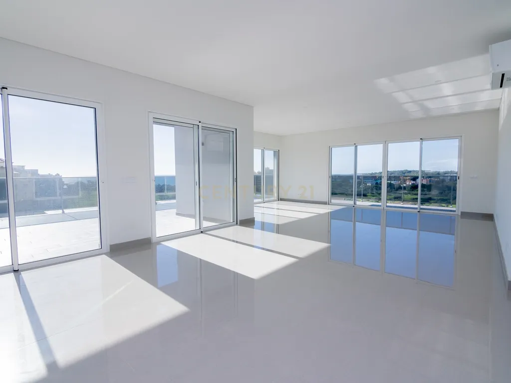 FANTÁSTICA OPORTUNIDADE! PENTHOUSE T3 DE LUXO DE GRANDES DIMENSÕES, NOVA CONSTRUÇÃO DE 2023 NUNCA HABITADO, COM VISTA PANORÂMICA PARA O MAR, TERRAÇO PRIVATIVO, LUGAR DE ESTACIONAMENTO PRIVADO, PISCINA, 4 CASAS DE BANHO E AMPLAS VARANDAS EM CONDOMINIO FECH - Image 12