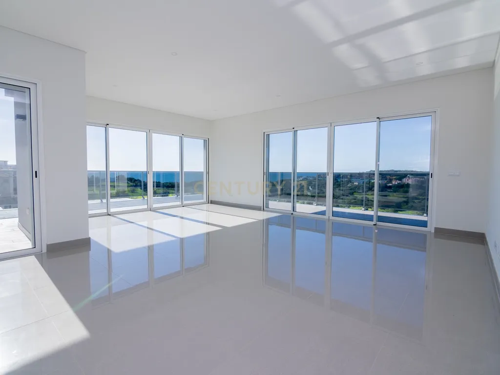FANTÁSTICA OPORTUNIDADE! PENTHOUSE T3 DE LUXO DE GRANDES DIMENSÕES, NOVA CONSTRUÇÃO DE 2023 NUNCA HABITADO, COM VISTA PANORÂMICA PARA O MAR, TERRAÇO PRIVATIVO, LUGAR DE ESTACIONAMENTO PRIVADO, PISCINA, 4 CASAS DE BANHO E AMPLAS VARANDAS EM CONDOMINIO FECH - Image 13