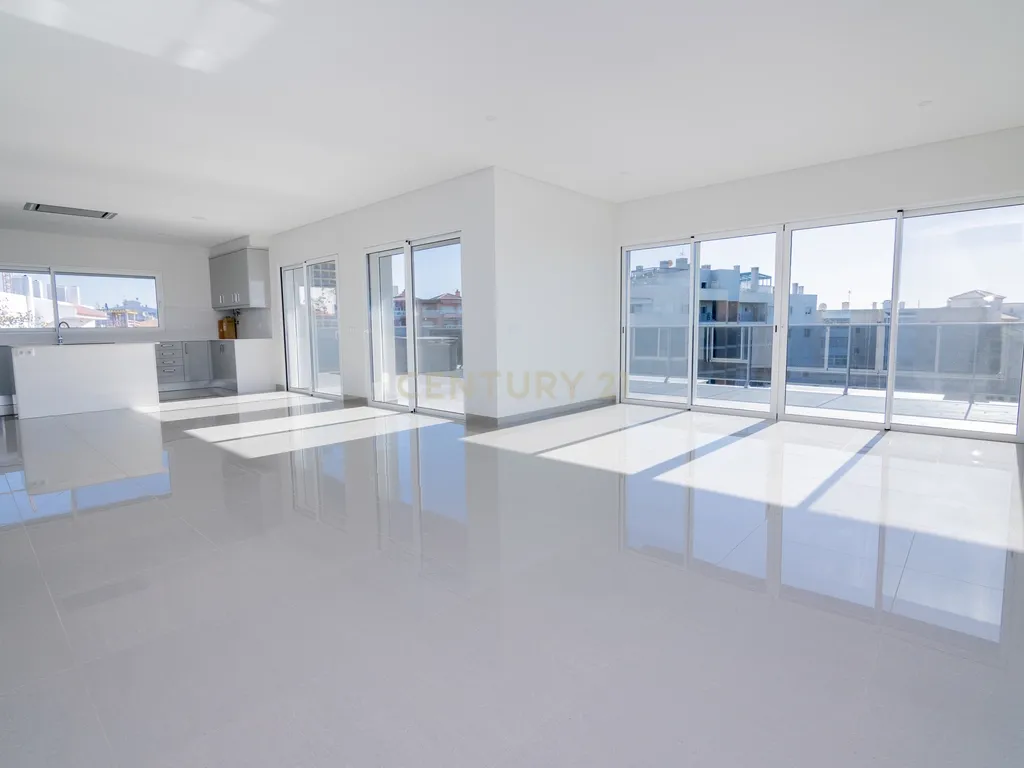 FANTÁSTICA OPORTUNIDADE! PENTHOUSE T3 DE LUXO DE GRANDES DIMENSÕES, NOVA CONSTRUÇÃO DE 2023 NUNCA HABITADO, COM VISTA PANORÂMICA PARA O MAR, TERRAÇO PRIVATIVO, LUGAR DE ESTACIONAMENTO PRIVADO, PISCINA, 4 CASAS DE BANHO E AMPLAS VARANDAS EM CONDOMINIO FECH - Image 14