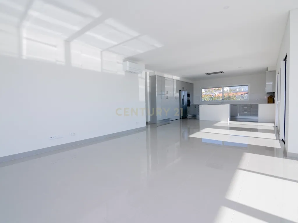 FANTÁSTICA OPORTUNIDADE! PENTHOUSE T3 DE LUXO DE GRANDES DIMENSÕES, NOVA CONSTRUÇÃO DE 2023 NUNCA HABITADO, COM VISTA PANORÂMICA PARA O MAR, TERRAÇO PRIVATIVO, LUGAR DE ESTACIONAMENTO PRIVADO, PISCINA, 4 CASAS DE BANHO E AMPLAS VARANDAS EM CONDOMINIO FECH - Image 28
