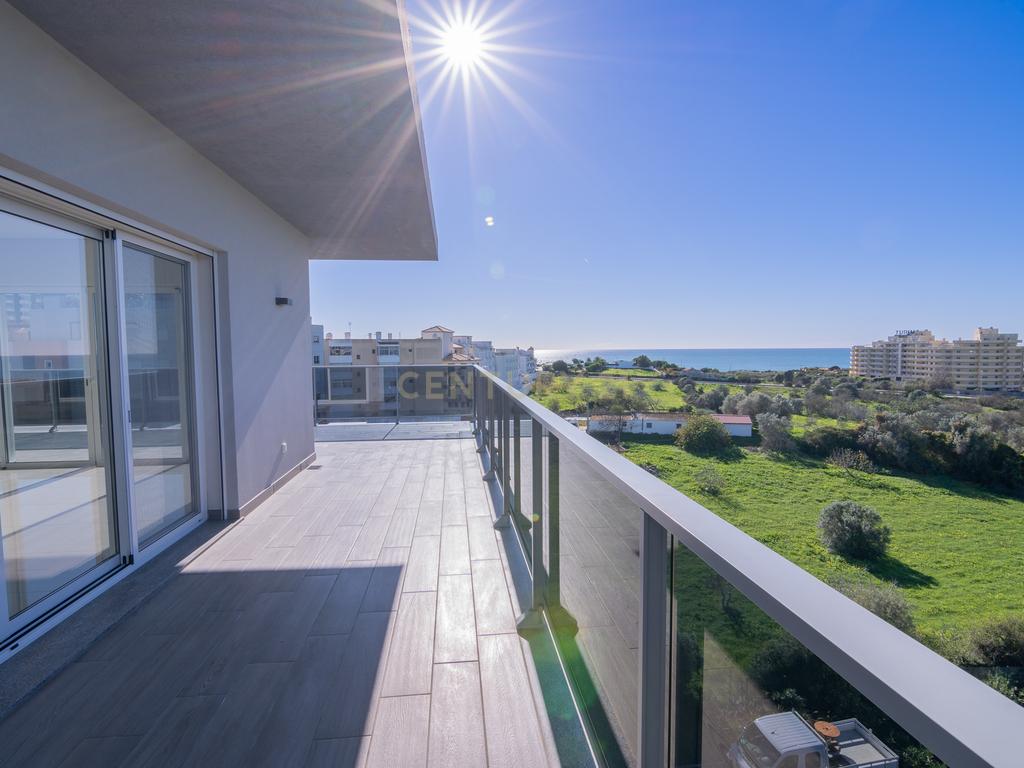 FANTÁSTICA OPORTUNIDADE! PENTHOUSE T3 DE LUXO DE GRANDES DIMENSÕES, NOVA CONSTRUÇÃO DE 2023 NUNCA HABITADO, COM VISTA PANORÂMICA PARA O MAR, TERRAÇO PRIVATIVO, LUGAR DE ESTACIONAMENTO PRIVADO, PISCINA, 4 CASAS DE BANHO E AMPLAS VARANDAS EM CONDOMINIO FECH - Image 27