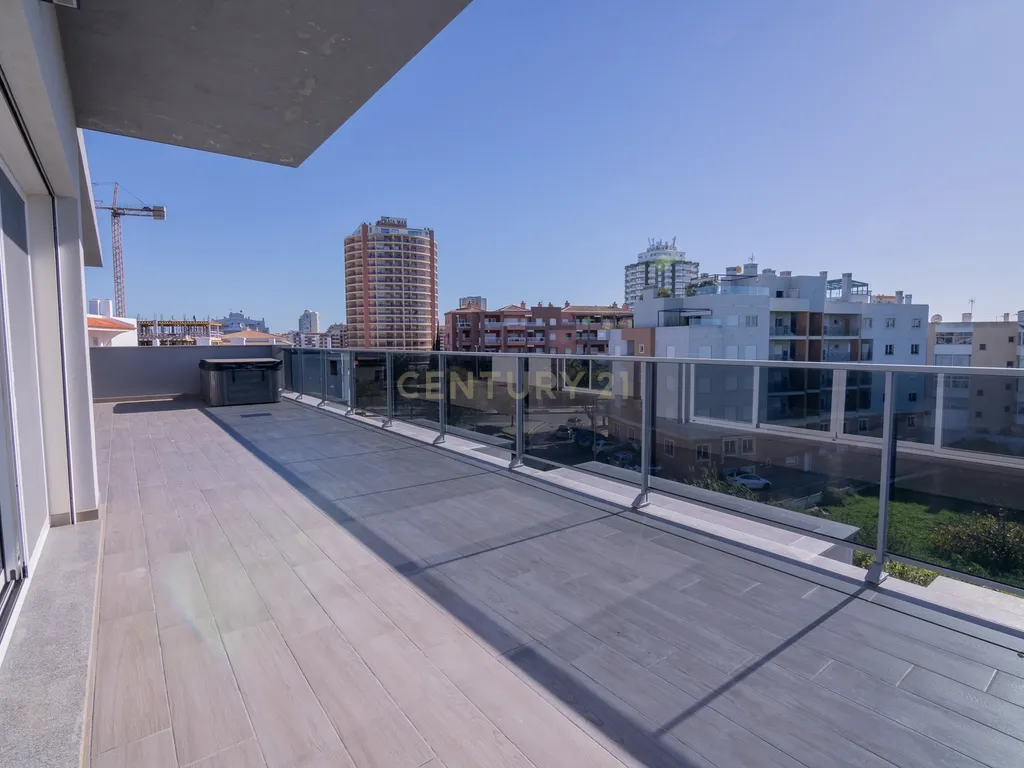 FANTÁSTICA OPORTUNIDADE! PENTHOUSE T3 DE LUXO DE GRANDES DIMENSÕES, NOVA CONSTRUÇÃO DE 2023 NUNCA HABITADO, COM VISTA PANORÂMICA PARA O MAR, TERRAÇO PRIVATIVO, LUGAR DE ESTACIONAMENTO PRIVADO, PISCINA, 4 CASAS DE BANHO E AMPLAS VARANDAS EM CONDOMINIO FECH - Image 23