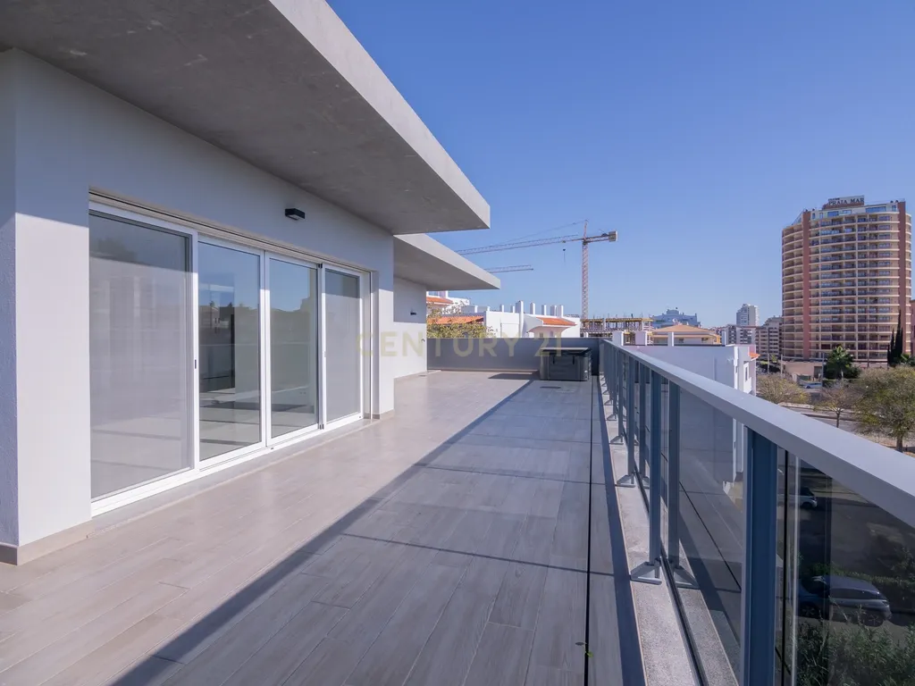 FANTÁSTICA OPORTUNIDADE! PENTHOUSE T3 DE LUXO DE GRANDES DIMENSÕES, NOVA CONSTRUÇÃO DE 2023 NUNCA HABITADO, COM VISTA PANORÂMICA PARA O MAR, TERRAÇO PRIVATIVO, LUGAR DE ESTACIONAMENTO PRIVADO, PISCINA, 4 CASAS DE BANHO E AMPLAS VARANDAS EM CONDOMINIO FECH - Image 26