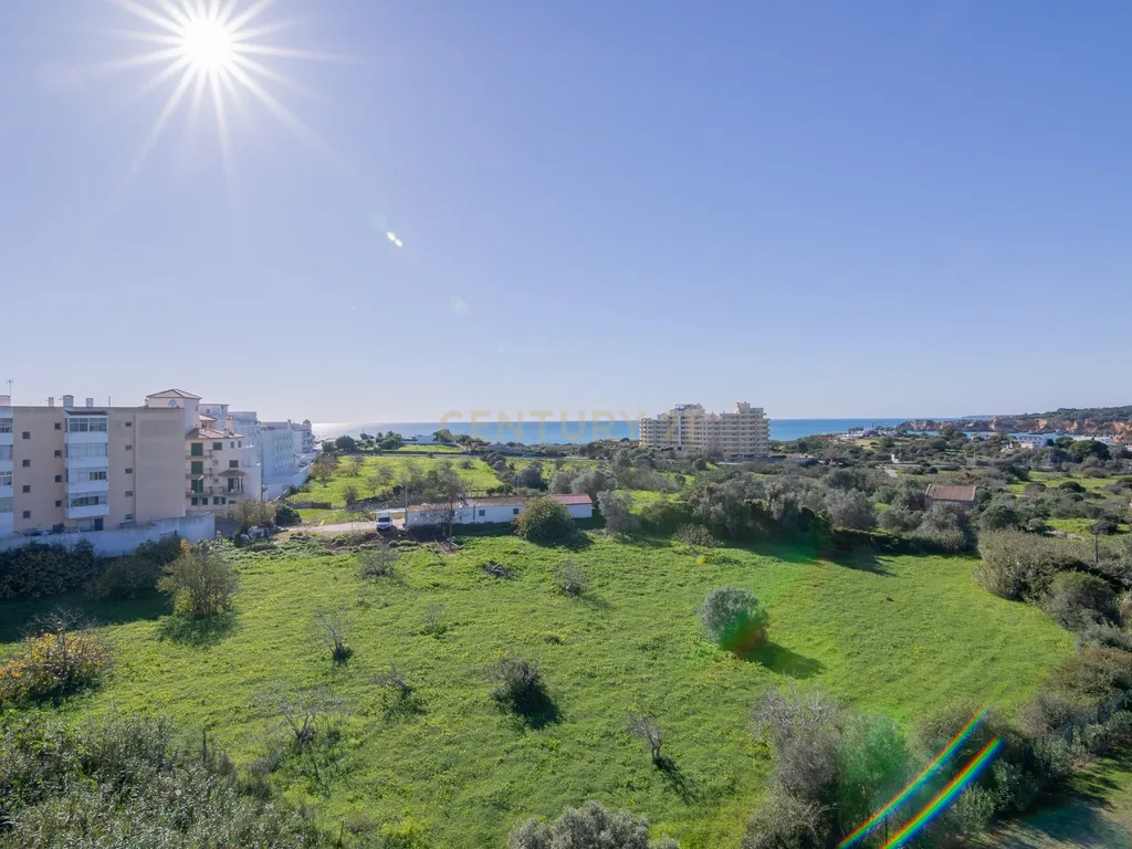 FANTÁSTICA OPORTUNIDADE! PENTHOUSE T3 DE LUXO DE GRANDES DIMENSÕES, NOVA CONSTRUÇÃO DE 2023 NUNCA HABITADO, COM VISTA PANORÂMICA PARA O MAR, TERRAÇO PRIVATIVO, LUGAR DE ESTACIONAMENTO PRIVADO, PISCINA, 4 CASAS DE BANHO E AMPLAS VARANDAS EM CONDOMINIO FECH - Image 3