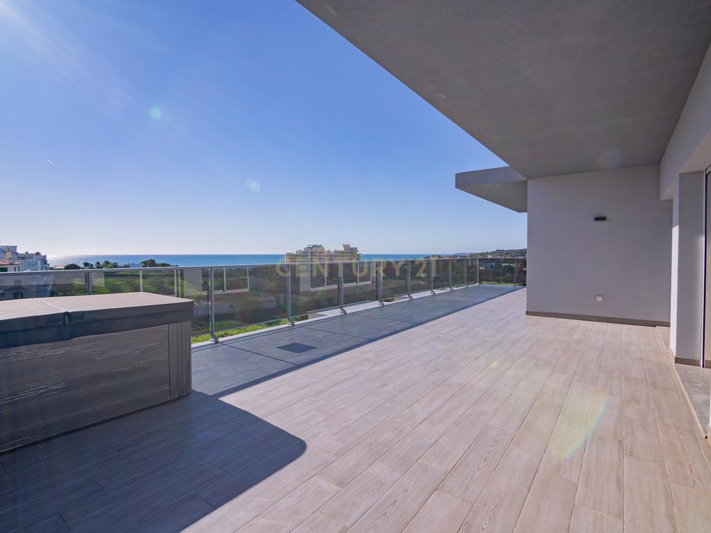 FANTÁSTICA OPORTUNIDADE! PENTHOUSE T3 DE LUXO DE GRANDES DIMENSÕES, NOVA CONSTRUÇÃO DE 2023 NUNCA HABITADO, COM VISTA PANORÂMICA PARA O MAR, TERRAÇO PRIVATIVO, LUGAR DE ESTACIONAMENTO PRIVADO, PISCINA, 4 CASAS DE BANHO E AMPLAS VARANDAS EM CONDOMINIO FECH - Image 22