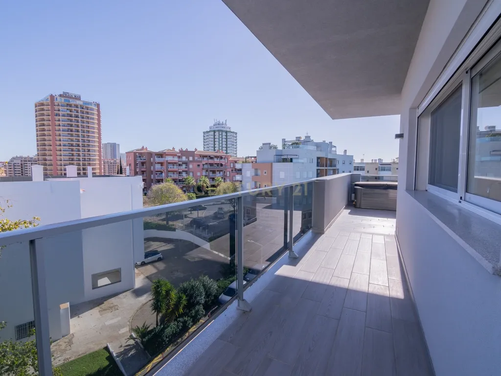 FANTÁSTICA OPORTUNIDADE! PENTHOUSE T3 DE LUXO DE GRANDES DIMENSÕES, NOVA CONSTRUÇÃO DE 2023 NUNCA HABITADO, COM VISTA PANORÂMICA PARA O MAR, TERRAÇO PRIVATIVO, LUGAR DE ESTACIONAMENTO PRIVADO, PISCINA, 4 CASAS DE BANHO E AMPLAS VARANDAS EM CONDOMINIO FECH - Image 24