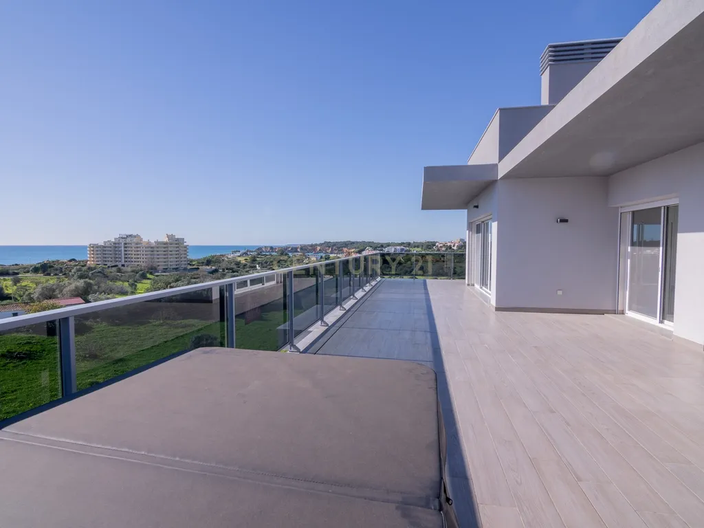 FANTÁSTICA OPORTUNIDADE! PENTHOUSE T3 DE LUXO DE GRANDES DIMENSÕES, NOVA CONSTRUÇÃO DE 2023 NUNCA HABITADO, COM VISTA PANORÂMICA PARA O MAR, TERRAÇO PRIVATIVO, LUGAR DE ESTACIONAMENTO PRIVADO, PISCINA, 4 CASAS DE BANHO E AMPLAS VARANDAS EM CONDOMINIO FECH - Image 25