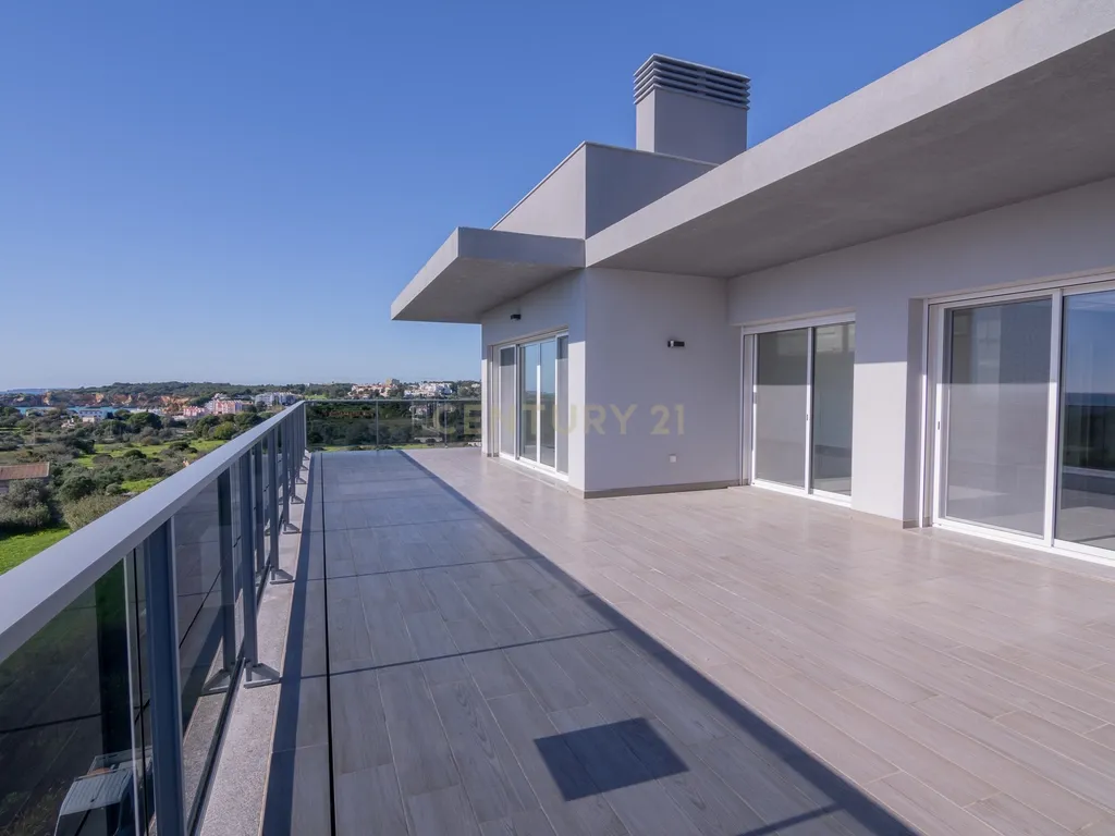 FANTÁSTICA OPORTUNIDADE! PENTHOUSE T3 DE LUXO DE GRANDES DIMENSÕES, NOVA CONSTRUÇÃO DE 2023 NUNCA HABITADO, COM VISTA PANORÂMICA PARA O MAR, TERRAÇO PRIVATIVO, LUGAR DE ESTACIONAMENTO PRIVADO, PISCINA, 4 CASAS DE BANHO E AMPLAS VARANDAS EM CONDOMINIO FECH - Image 21