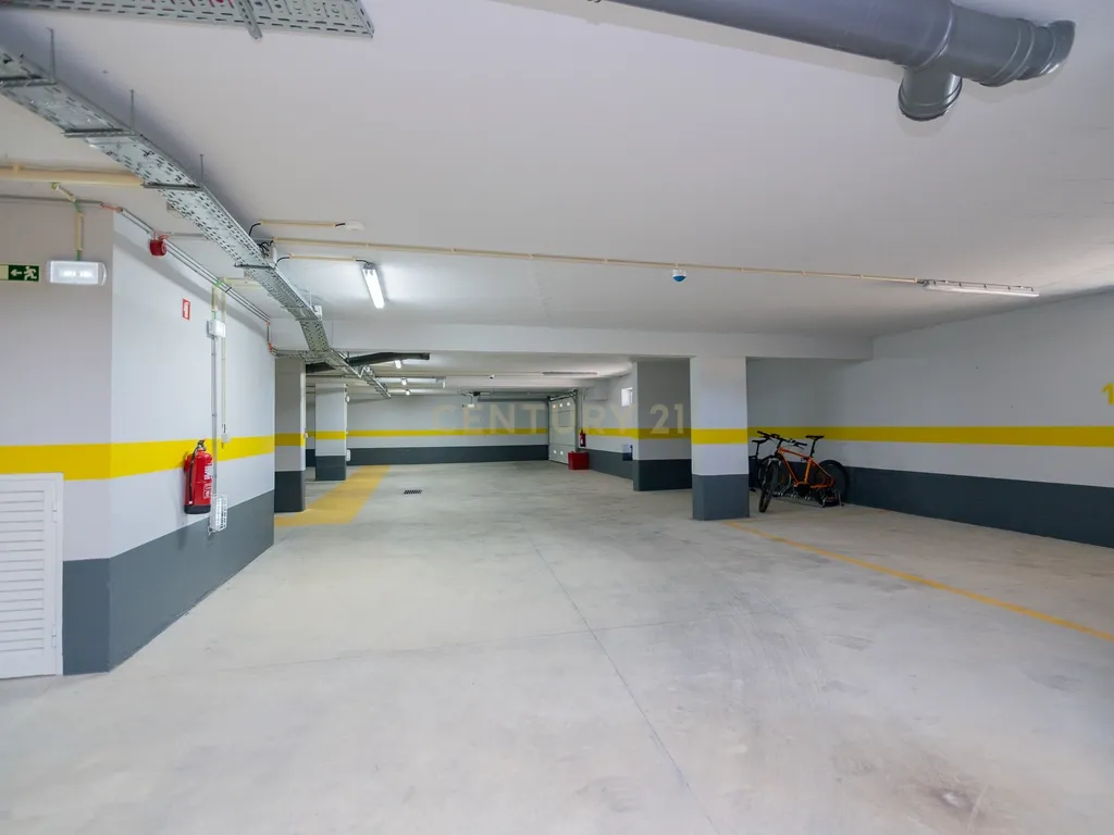 FANTÁSTICA OPORTUNIDADE! PENTHOUSE T3 DE LUXO DE GRANDES DIMENSÕES, NOVA CONSTRUÇÃO DE 2023 NUNCA HABITADO, COM VISTA PANORÂMICA PARA O MAR, TERRAÇO PRIVATIVO, LUGAR DE ESTACIONAMENTO PRIVADO, PISCINA, 4 CASAS DE BANHO E AMPLAS VARANDAS EM CONDOMINIO FECH - Image 45