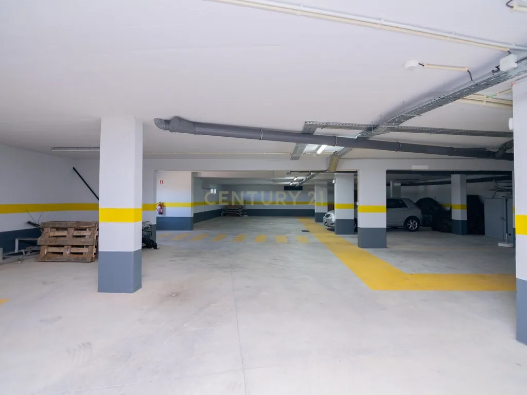 FANTÁSTICA OPORTUNIDADE! PENTHOUSE T3 DE LUXO DE GRANDES DIMENSÕES, NOVA CONSTRUÇÃO DE 2023 NUNCA HABITADO, COM VISTA PANORÂMICA PARA O MAR, TERRAÇO PRIVATIVO, LUGAR DE ESTACIONAMENTO PRIVADO, PISCINA, 4 CASAS DE BANHO E AMPLAS VARANDAS EM CONDOMINIO FECH - Image 46