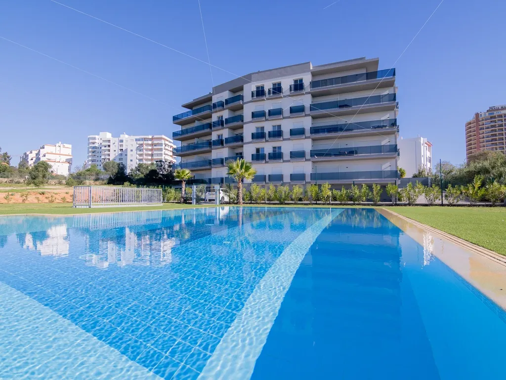FANTÁSTICA OPORTUNIDADE! PENTHOUSE T3 DE LUXO DE GRANDES DIMENSÕES, NOVA CONSTRUÇÃO DE 2023 NUNCA HABITADO, COM VISTA PANORÂMICA PARA O MAR, TERRAÇO PRIVATIVO, LUGAR DE ESTACIONAMENTO PRIVADO, PISCINA, 4 CASAS DE BANHO E AMPLAS VARANDAS EM CONDOMINIO FECH - Image 1