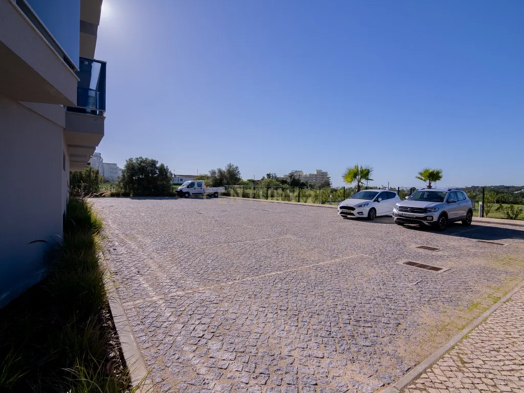 FANTÁSTICA OPORTUNIDADE! PENTHOUSE T3 DE LUXO DE GRANDES DIMENSÕES, NOVA CONSTRUÇÃO DE 2023 NUNCA HABITADO, COM VISTA PANORÂMICA PARA O MAR, TERRAÇO PRIVATIVO, LUGAR DE ESTACIONAMENTO PRIVADO, PISCINA, 4 CASAS DE BANHO E AMPLAS VARANDAS EM CONDOMINIO FECH - Image 47