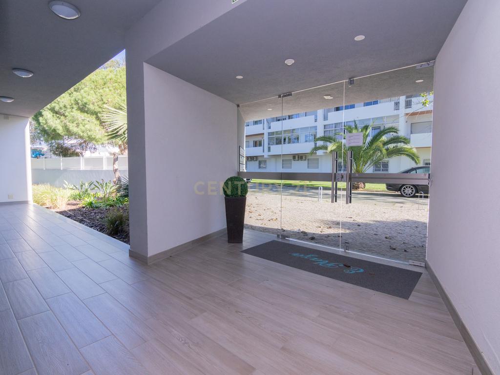 FANTÁSTICA OPORTUNIDADE! PENTHOUSE T3 DE LUXO DE GRANDES DIMENSÕES, NOVA CONSTRUÇÃO DE 2023 NUNCA HABITADO, COM VISTA PANORÂMICA PARA O MAR, TERRAÇO PRIVATIVO, LUGAR DE ESTACIONAMENTO PRIVADO, PISCINA, 4 CASAS DE BANHO E AMPLAS VARANDAS EM CONDOMINIO FECH - Image 9