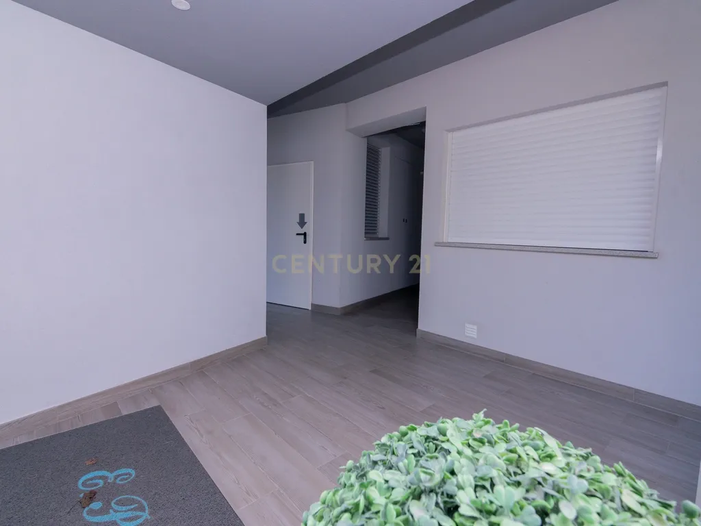 FANTÁSTICA OPORTUNIDADE! PENTHOUSE T3 DE LUXO DE GRANDES DIMENSÕES, NOVA CONSTRUÇÃO DE 2023 NUNCA HABITADO, COM VISTA PANORÂMICA PARA O MAR, TERRAÇO PRIVATIVO, LUGAR DE ESTACIONAMENTO PRIVADO, PISCINA, 4 CASAS DE BANHO E AMPLAS VARANDAS EM CONDOMINIO FECH - Image 10