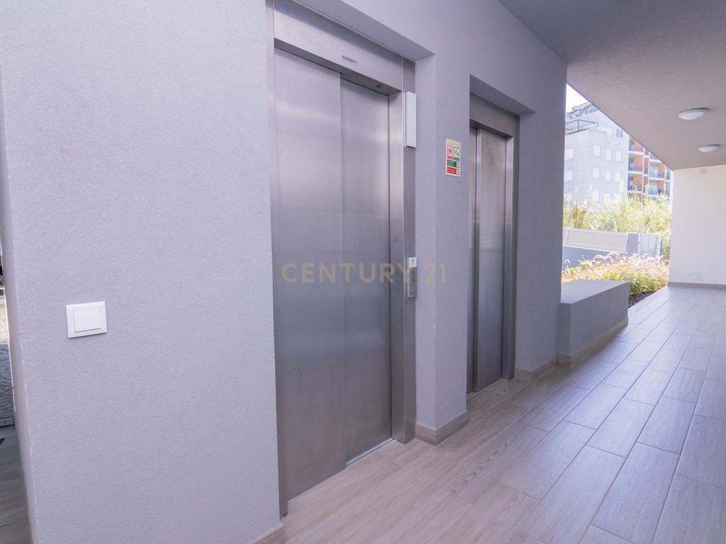 FANTÁSTICA OPORTUNIDADE! PENTHOUSE T3 DE LUXO DE GRANDES DIMENSÕES, NOVA CONSTRUÇÃO DE 2023 NUNCA HABITADO, COM VISTA PANORÂMICA PARA O MAR, TERRAÇO PRIVATIVO, LUGAR DE ESTACIONAMENTO PRIVADO, PISCINA, 4 CASAS DE BANHO E AMPLAS VARANDAS EM CONDOMINIO FECH - Image 11