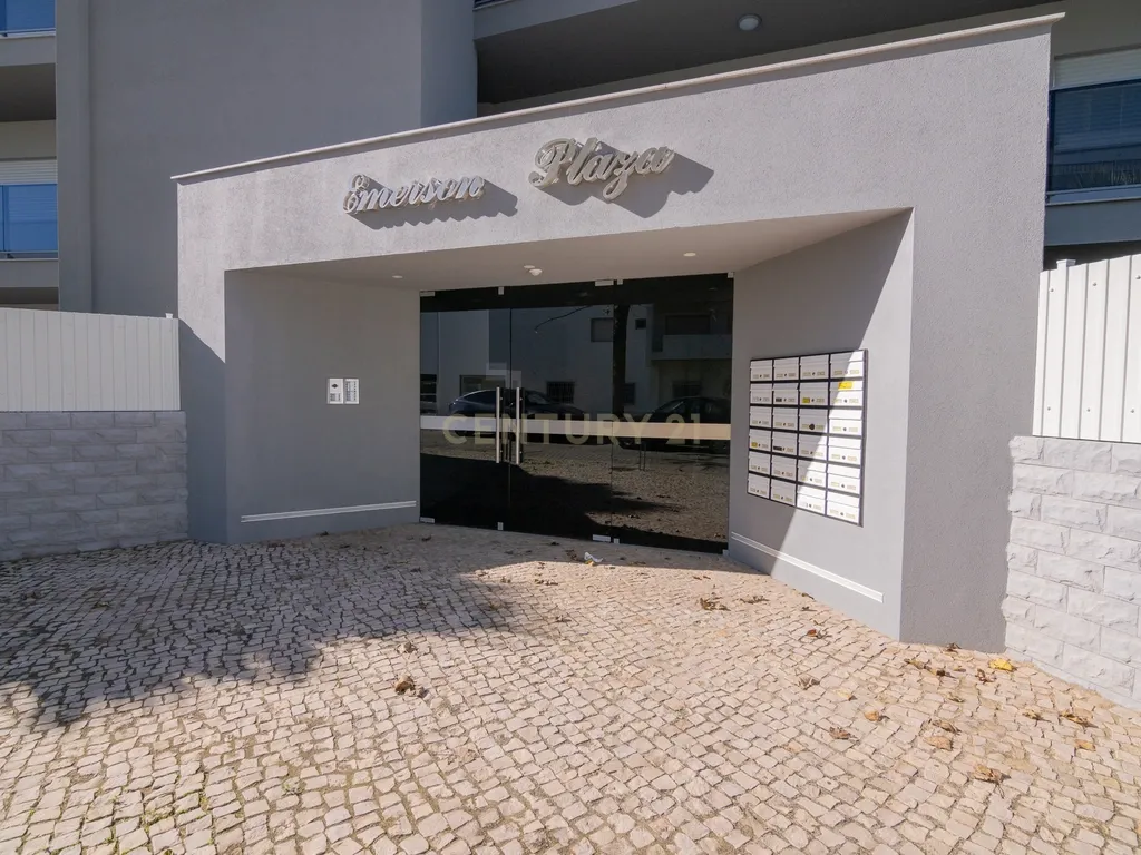 FANTÁSTICA OPORTUNIDADE! PENTHOUSE T3 DE LUXO DE GRANDES DIMENSÕES, NOVA CONSTRUÇÃO DE 2023 NUNCA HABITADO, COM VISTA PANORÂMICA PARA O MAR, TERRAÇO PRIVATIVO, LUGAR DE ESTACIONAMENTO PRIVADO, PISCINA, 4 CASAS DE BANHO E AMPLAS VARANDAS EM CONDOMINIO FECH - Image 8