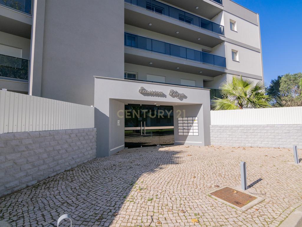 FANTÁSTICA OPORTUNIDADE! PENTHOUSE T3 DE LUXO DE GRANDES DIMENSÕES, NOVA CONSTRUÇÃO DE 2023 NUNCA HABITADO, COM VISTA PANORÂMICA PARA O MAR, TERRAÇO PRIVATIVO, LUGAR DE ESTACIONAMENTO PRIVADO, PISCINA, 4 CASAS DE BANHO E AMPLAS VARANDAS EM CONDOMINIO FECH - Image 7