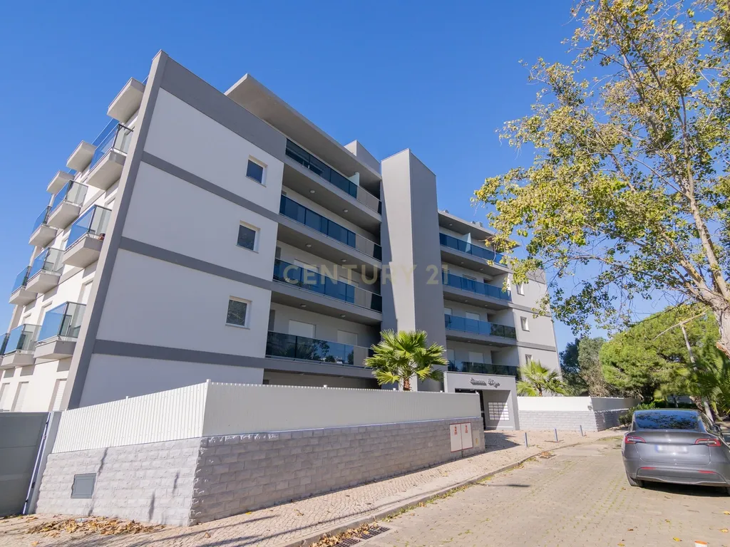 FANTÁSTICA OPORTUNIDADE! PENTHOUSE T3 DE LUXO DE GRANDES DIMENSÕES, NOVA CONSTRUÇÃO DE 2023 NUNCA HABITADO, COM VISTA PANORÂMICA PARA O MAR, TERRAÇO PRIVATIVO, LUGAR DE ESTACIONAMENTO PRIVADO, PISCINA, 4 CASAS DE BANHO E AMPLAS VARANDAS EM CONDOMINIO FECH - Image 4
