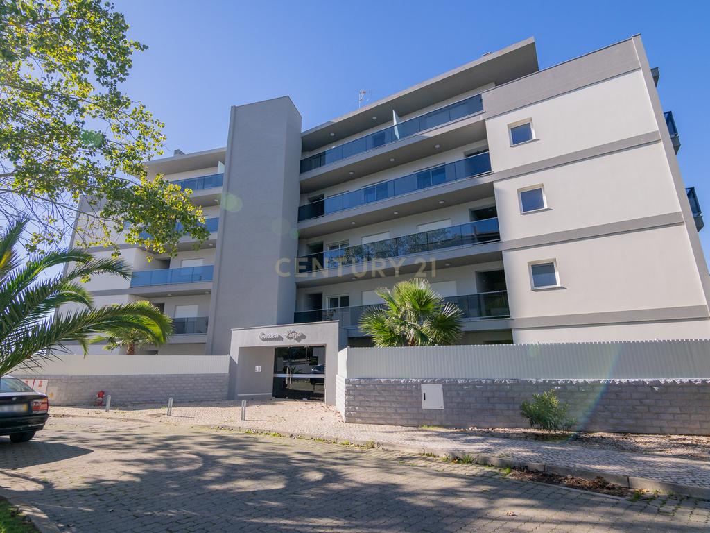 FANTÁSTICA OPORTUNIDADE! PENTHOUSE T3 DE LUXO DE GRANDES DIMENSÕES, NOVA CONSTRUÇÃO DE 2023 NUNCA HABITADO, COM VISTA PANORÂMICA PARA O MAR, TERRAÇO PRIVATIVO, LUGAR DE ESTACIONAMENTO PRIVADO, PISCINA, 4 CASAS DE BANHO E AMPLAS VARANDAS EM CONDOMINIO FECH - Image 5