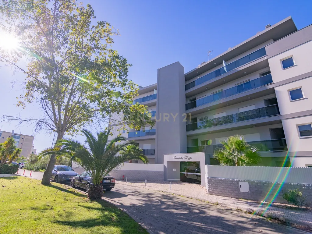 FANTÁSTICA OPORTUNIDADE! PENTHOUSE T3 DE LUXO DE GRANDES DIMENSÕES, NOVA CONSTRUÇÃO DE 2023 NUNCA HABITADO, COM VISTA PANORÂMICA PARA O MAR, TERRAÇO PRIVATIVO, LUGAR DE ESTACIONAMENTO PRIVADO, PISCINA, 4 CASAS DE BANHO E AMPLAS VARANDAS EM CONDOMINIO FECH - Image 6