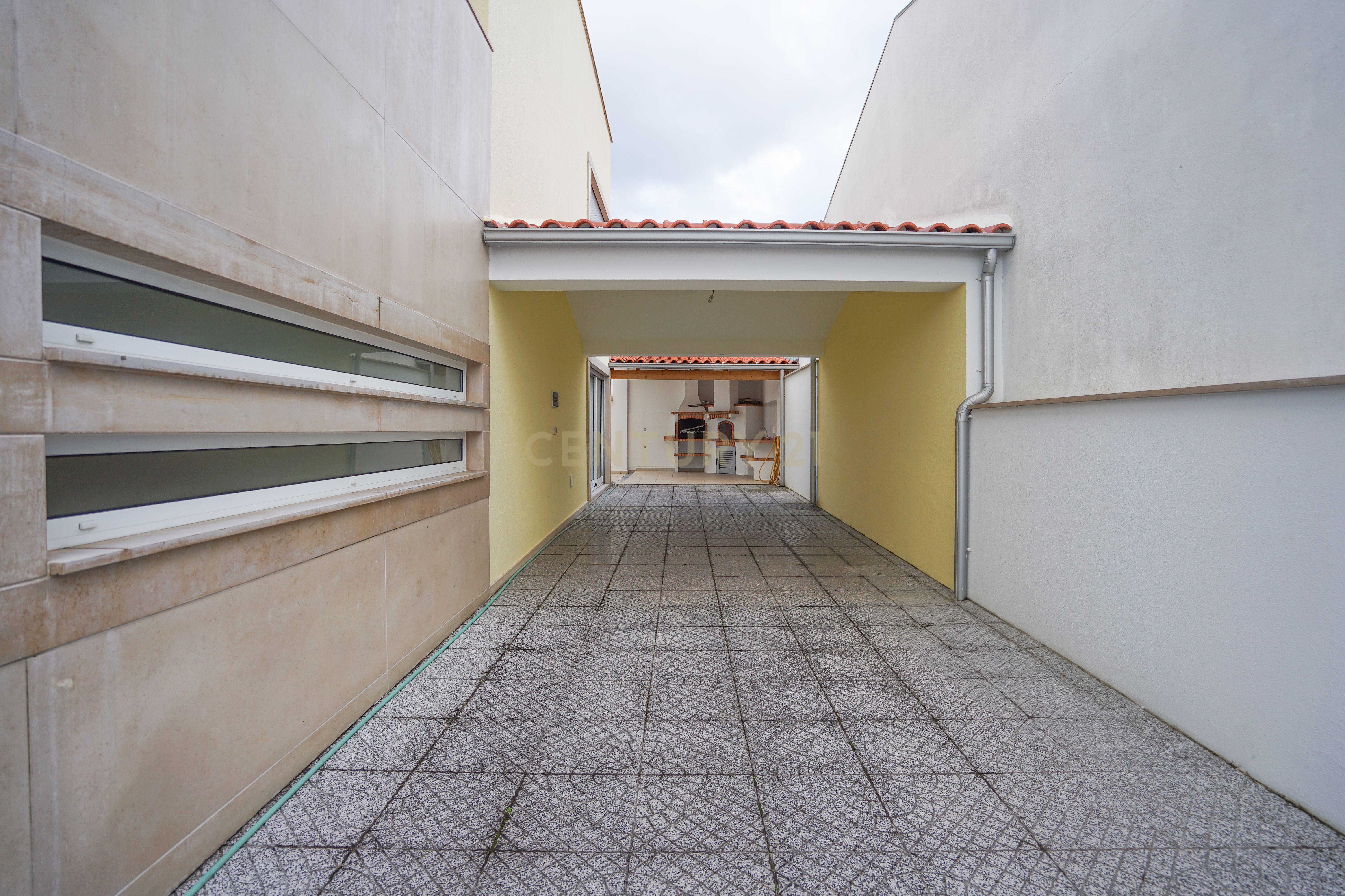 Moradia T4 - Em excelente estado - Image 8