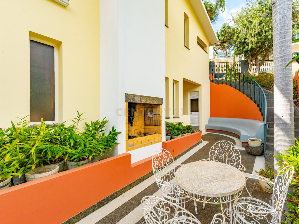 Fantástica moradia T4 no Funchal para quem procura um estilo de vida relaxante e de qualidade na ilha da Madeira.🏡 - Image 6