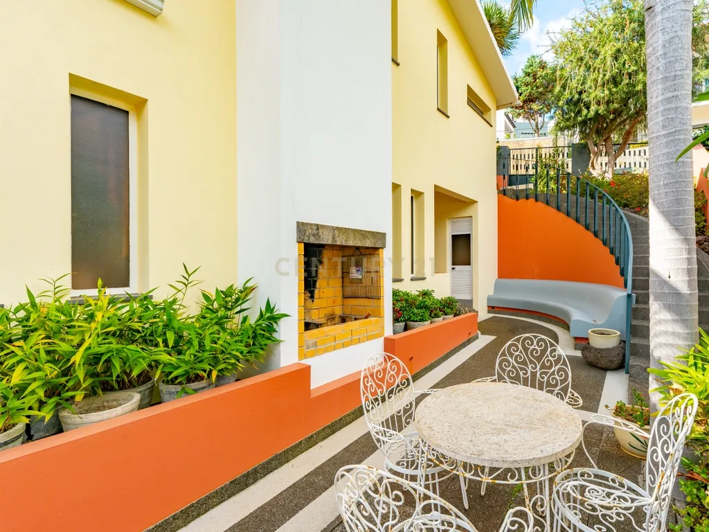 Fantástica moradia T4 no Funchal para quem procura um estilo de vida relaxante e de qualidade na ilha da Madeira.🏡 - Image 6