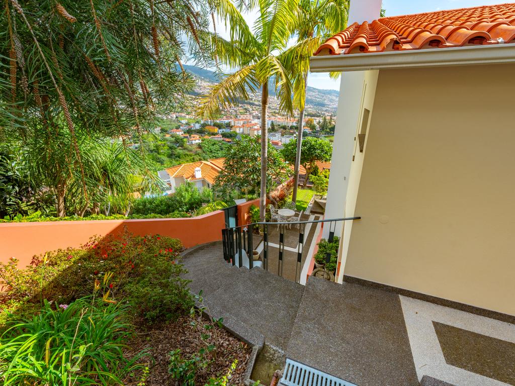Fantástica moradia T4 no Funchal para quem procura um estilo de vida relaxante e de qualidade na ilha da Madeira.🏡 - Image 7