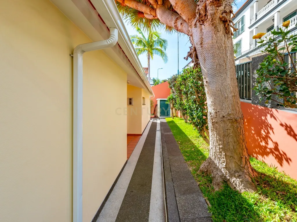 Fantástica moradia T4 no Funchal para quem procura um estilo de vida relaxante e de qualidade na ilha da Madeira.🏡 - Image 8