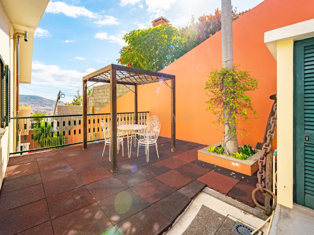 Fantástica moradia T4 no Funchal para quem procura um estilo de vida relaxante e de qualidade na ilha da Madeira.🏡 - Image 9