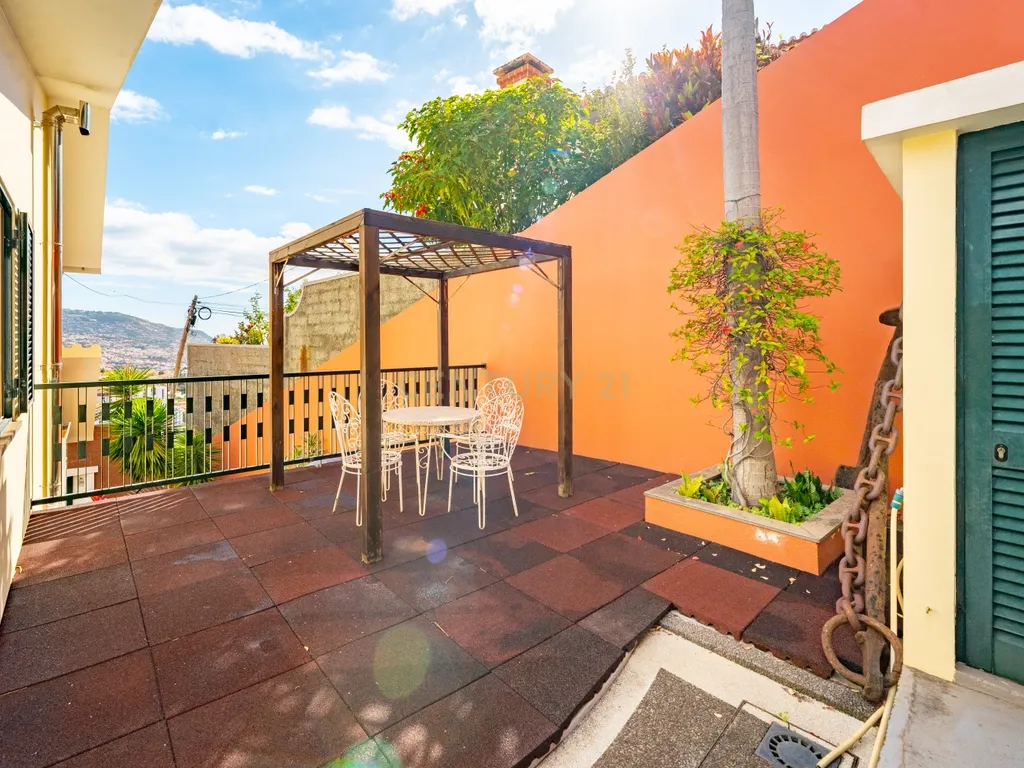 Fantástica moradia T4 no Funchal para quem procura um estilo de vida relaxante e de qualidade na ilha da Madeira.🏡 - Image 9