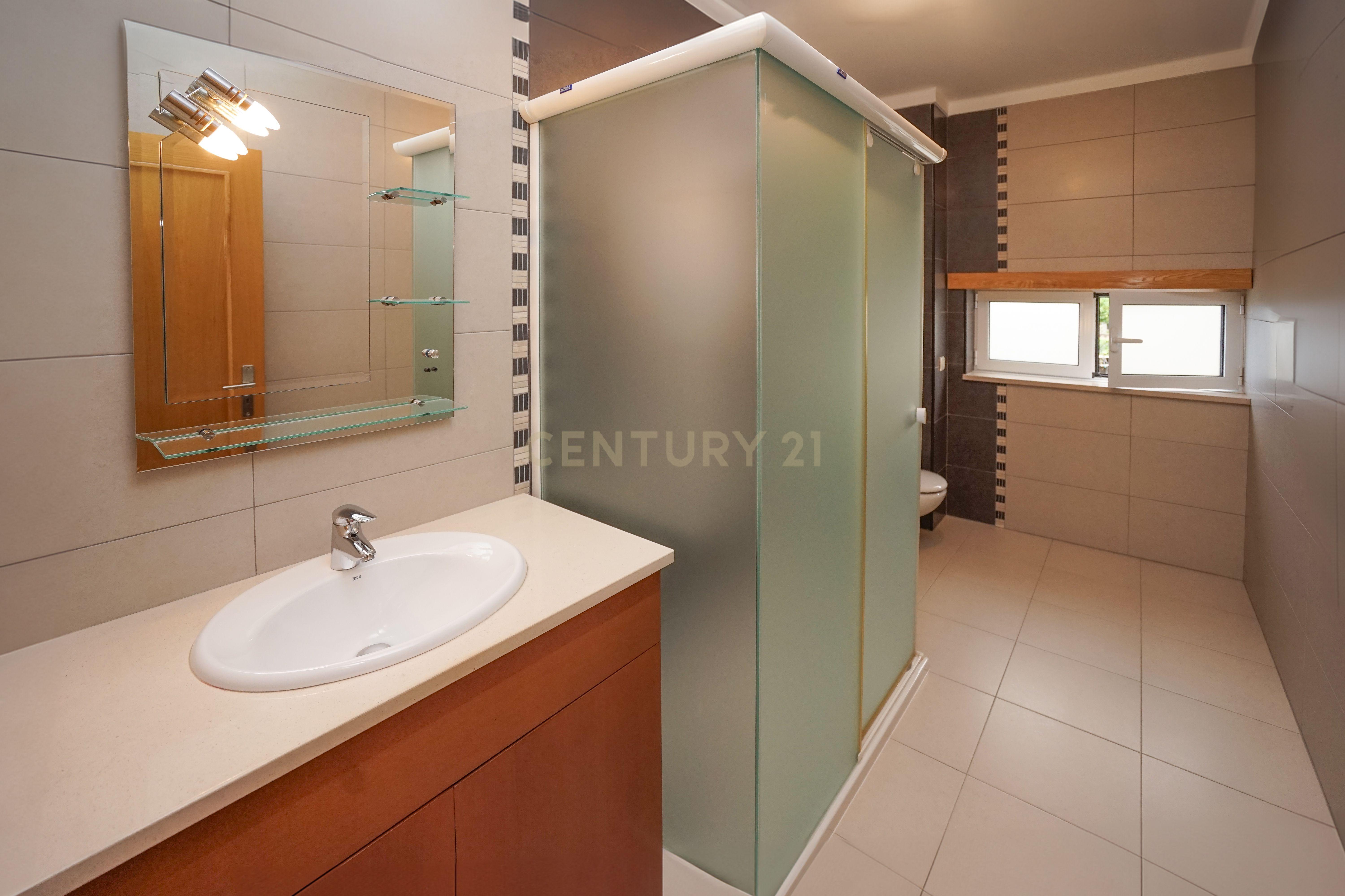 Moradia T4 - Em excelente estado - Image 59