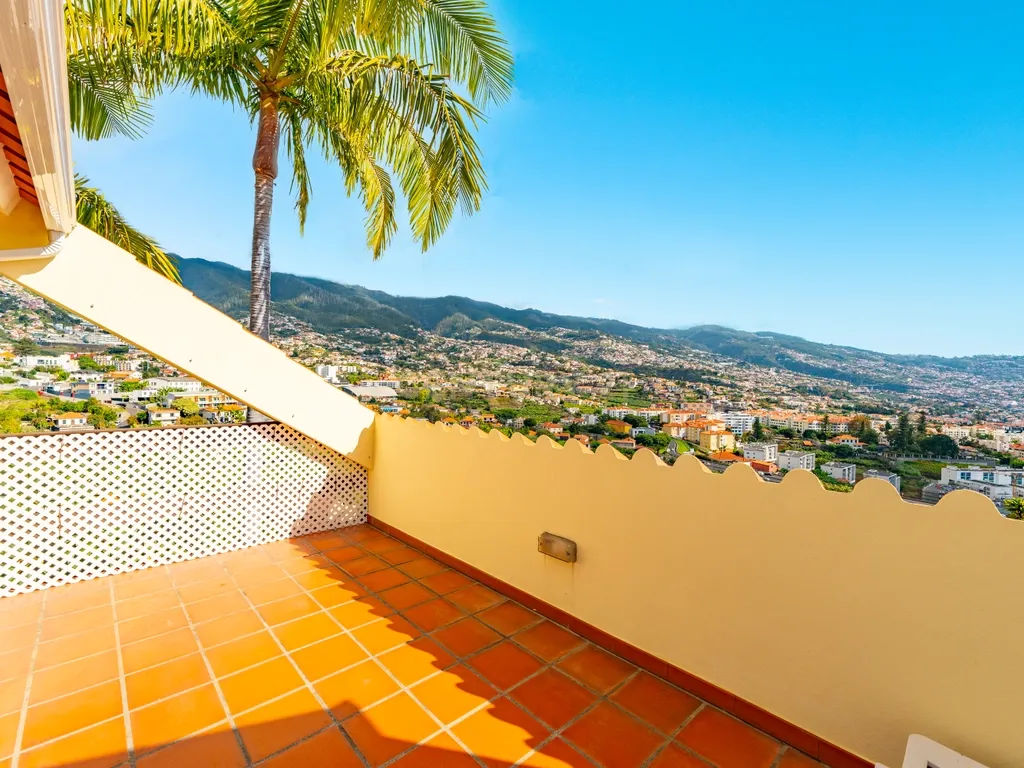 Fantástica moradia T4 no Funchal para quem procura um estilo de vida relaxante e de qualidade na ilha da Madeira.🏡 - Image 15