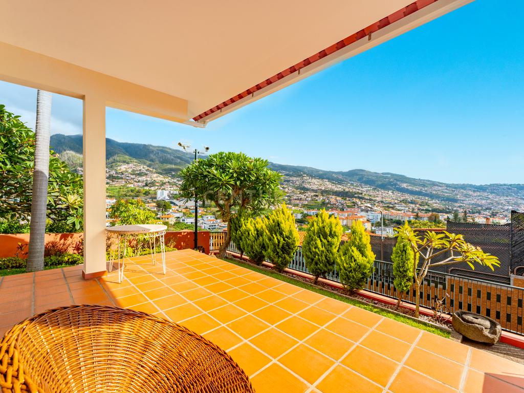 Fantástica moradia T4 no Funchal para quem procura um estilo de vida relaxante e de qualidade na ilha da Madeira.🏡 - Image 5