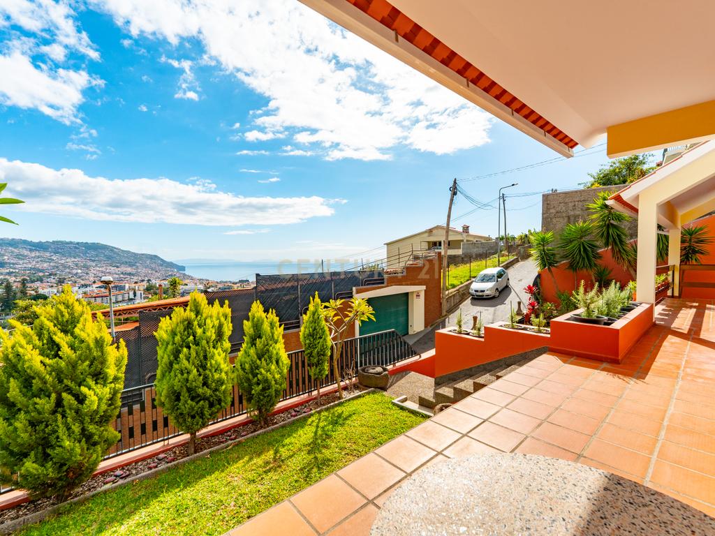 Fantástica moradia T4 no Funchal para quem procura um estilo de vida relaxante e de qualidade na ilha da Madeira.🏡 - Image 3