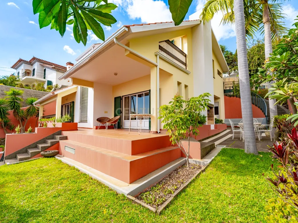 Fantástica moradia T4 no Funchal para quem procura um estilo de vida relaxante e de qualidade na ilha da Madeira.🏡 - Image 1