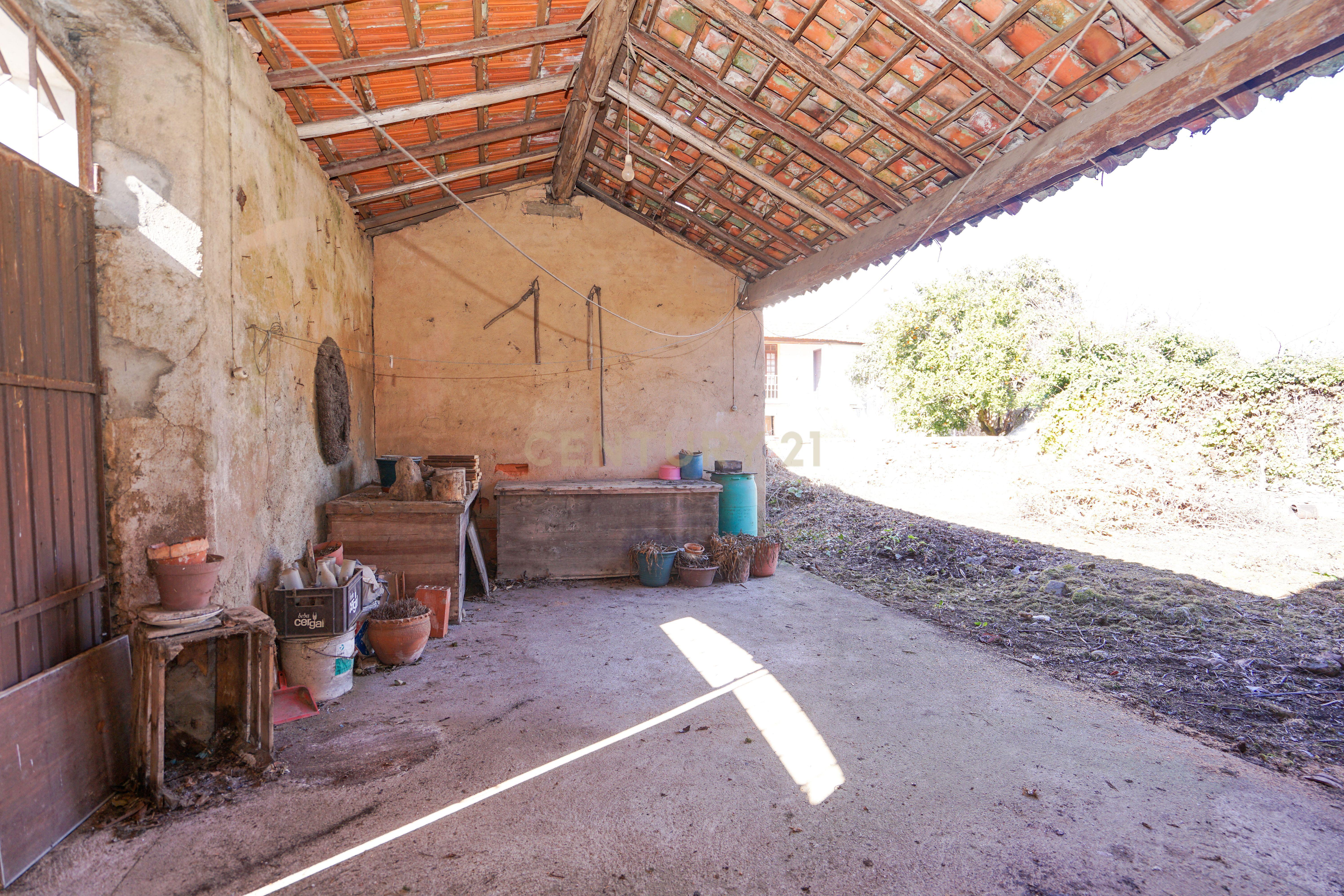 Quinta com lagar, telheiro, pátio, arrumos, terreno e poço numa localização excecional a 5 min. do centro da Lousã - Image 7