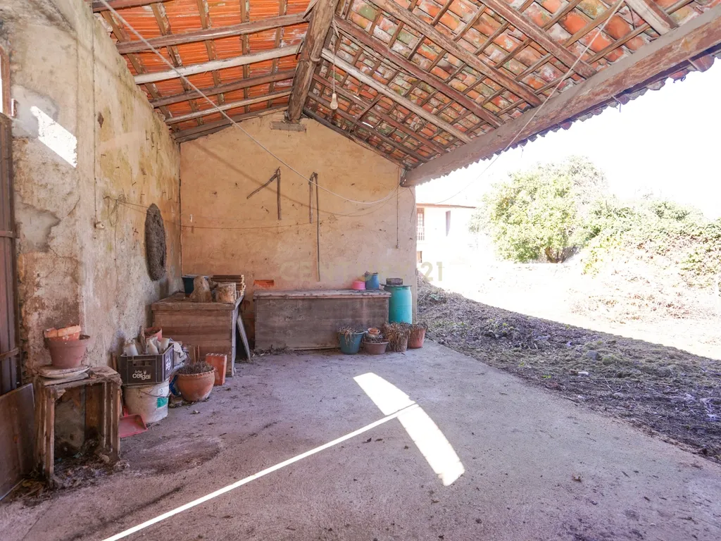Quinta com lagar, telheiro, pátio, arrumos, terreno e poço numa localização excecional a 5 min. do centro da Lousã - Image 7