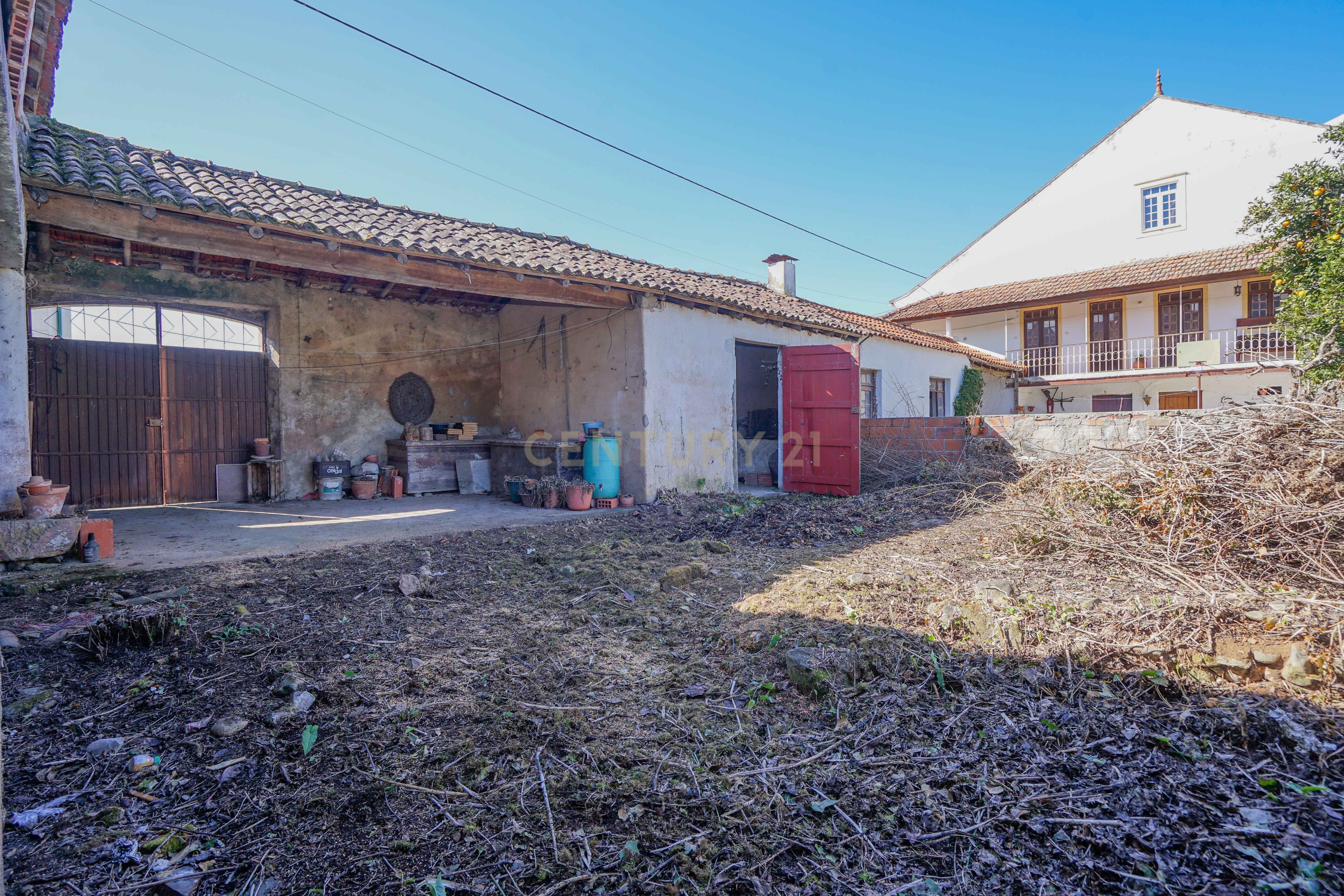 Quinta com lagar, telheiro, pátio, arrumos, terreno e poço numa localização excecional a 5 min. do centro da Lousã - Image 3