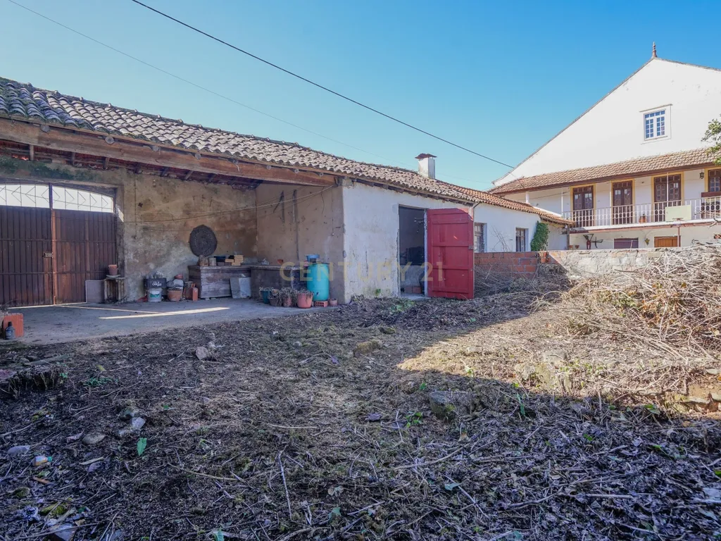 Quinta com lagar, telheiro, pátio, arrumos, terreno e poço numa localização excecional a 5 min. do centro da Lousã - Image 3
