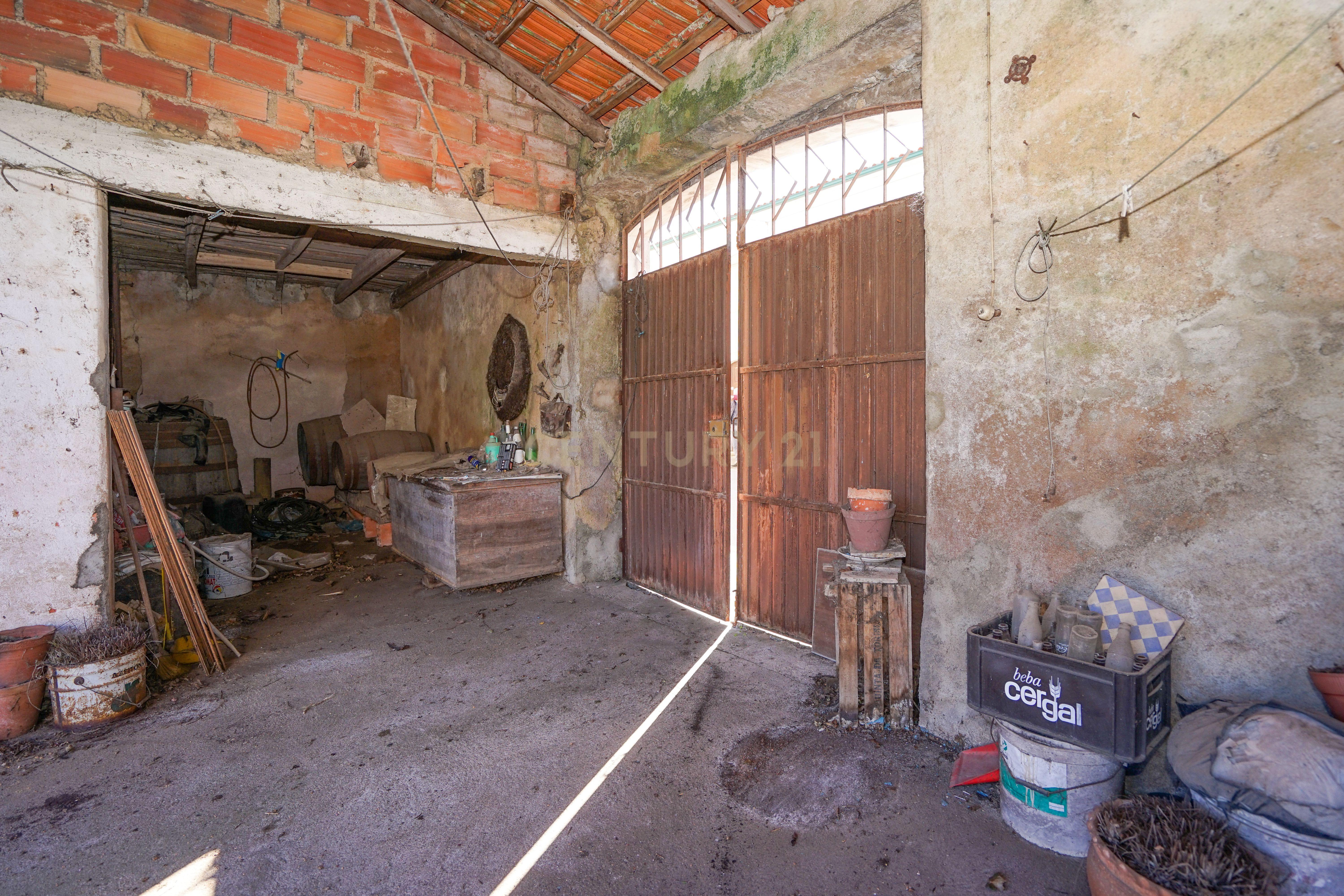 Quinta com lagar, telheiro, pátio, arrumos, terreno e poço numa localização excecional a 5 min. do centro da Lousã - Image 11