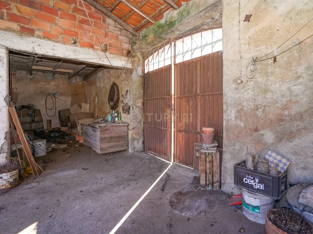 Quinta com lagar, telheiro, pátio, arrumos, terreno e poço numa localização excecional a 5 min. do centro da Lousã - Image 11