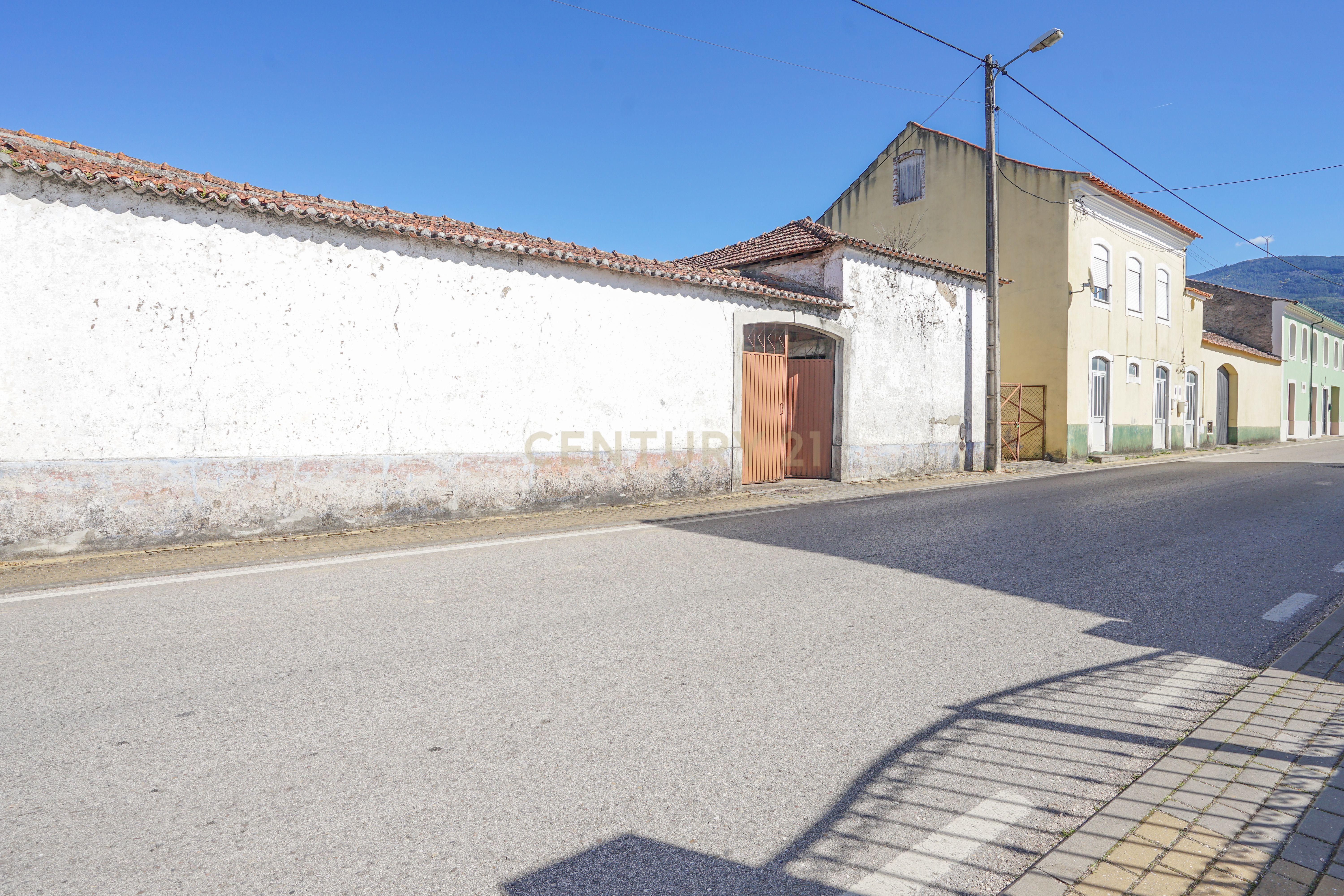Quinta com lagar, telheiro, pátio, arrumos, terreno e poço numa localização excecional a 5 min. do centro da Lousã - Image 6