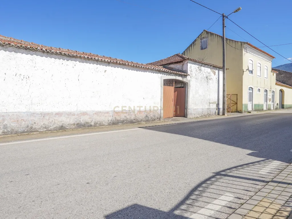 Quinta com lagar, telheiro, pátio, arrumos, terreno e poço numa localização excecional a 5 min. do centro da Lousã - Image 6